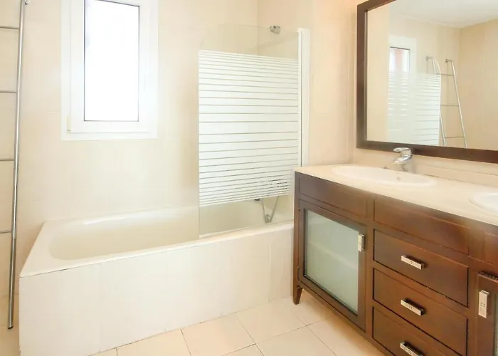 Apartamento 2 Bedroom Cozy In *